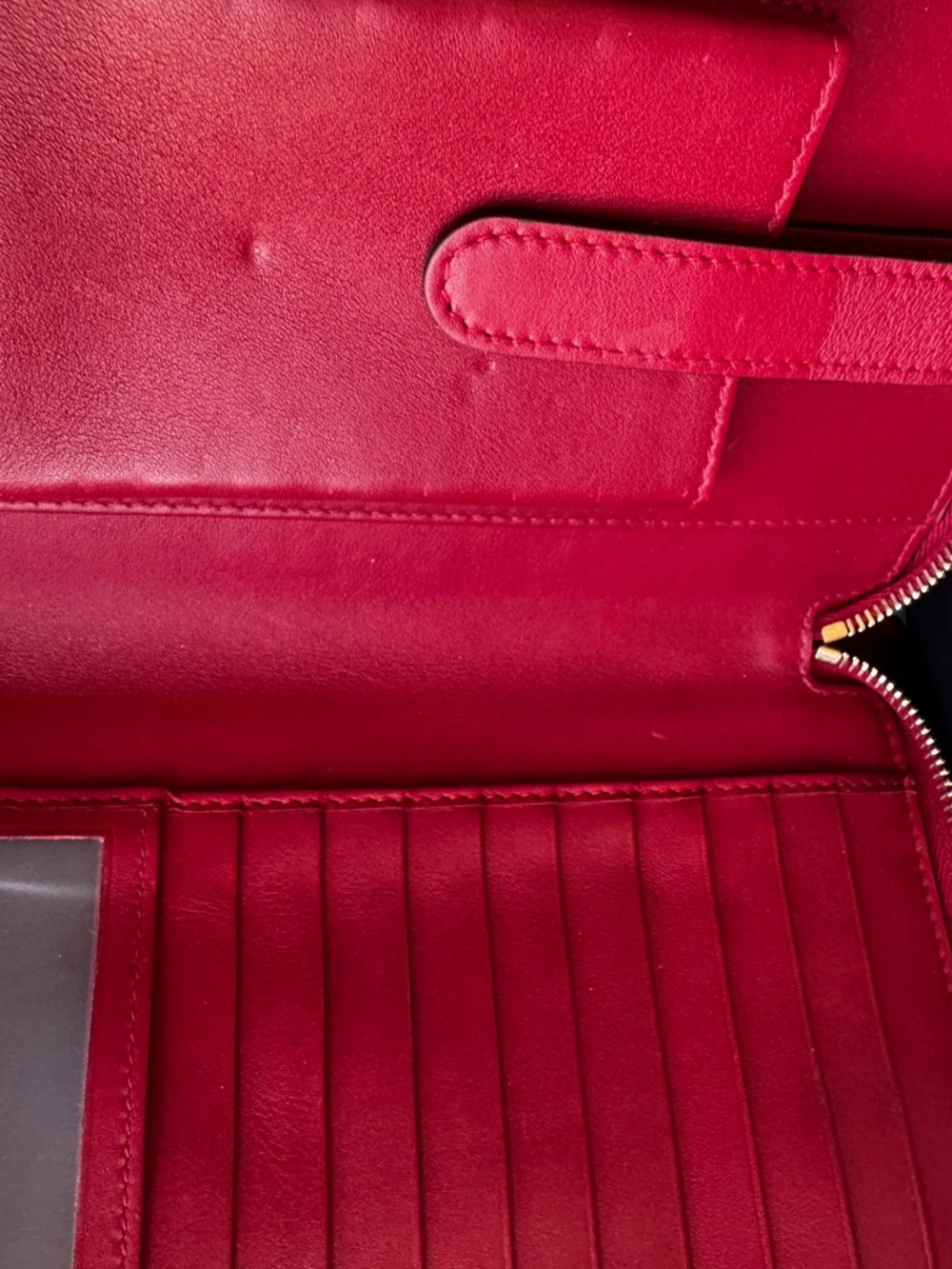 Gucci Embossed GG Leather Travel Wallet with handle in Cherry Red - Picture 5 of 8